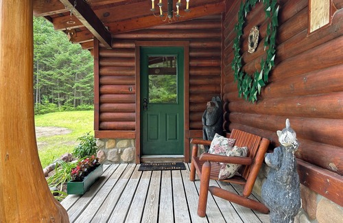 Cheboygan Cabina | Cozy 4 seasons log cabin near Mullett Lake, Mackinaw, and Black Mountain!