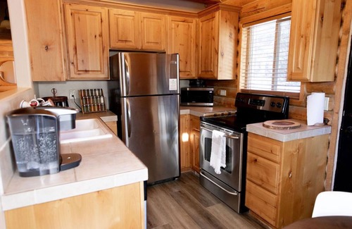 Meadow View Heights Cabina | 🏔Log Cabin Oasis w/hot tub and movie loft🏜