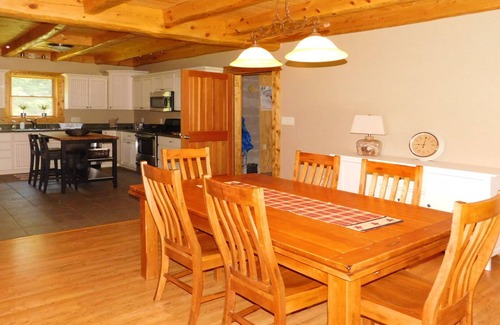 North Troy Casa | Log Cabin - una milla de Jay Peak Resort
