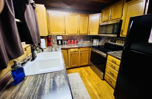 Gnaw Bone Cabina | Log cabin, pets, close to Nashville.