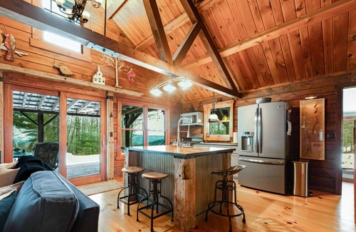 Clemons Apartamento | Log Cabin w/Hot Tub minutes to Lake George Marina