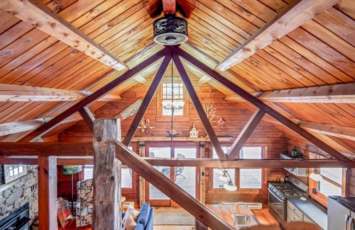Clemons Apartamento | Log Cabin w/Hot Tub minutes to Lake George Marina