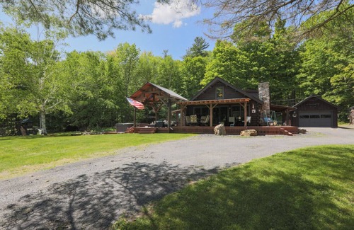 Clemons Apartamento | Log Cabin w/Hot Tub minutes to Lake George Marina