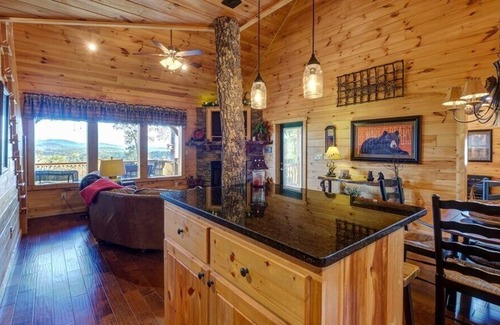 Murphy Cabina | LOG CABIN W/LONG-RANGE MOUNTAIN VIEWS! HUGE DECK W/FIRE PIT & GRILL. DISCOUNTS!