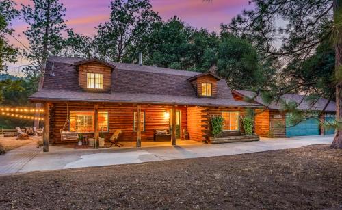 Coarsegold Casa | Log Cabin w/pool, spa, game room, sleeps 20!