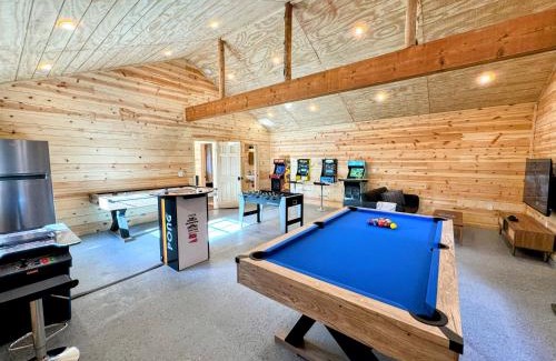 Coarsegold Casa | Log Cabin w/pool, spa, game room, sleeps 20!