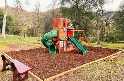 Coarsegold Casa | Log Cabin w/pool, spa, game room, sleeps 20!