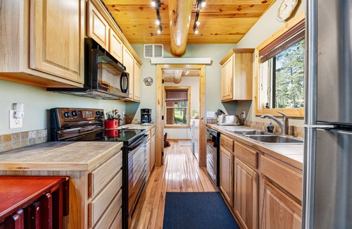 Lead Casa | Log cabin with private hot tub, fireplaces, decks & game room - near golf course
