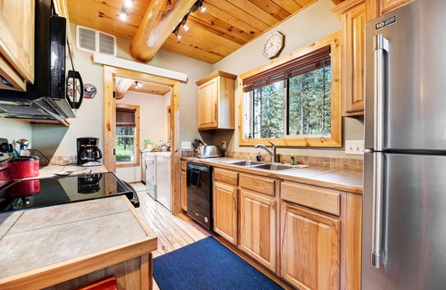 Lead Casa | Log cabin with private hot tub, fireplaces, decks & game room - near golf course