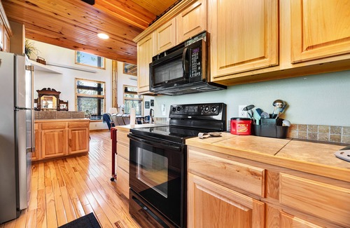 Lead Casa | Log cabin with private hot tub, fireplaces, decks & game room - near golf course