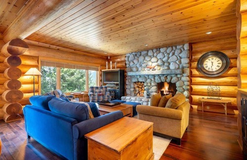 Nordic Estates Casa | 150m to Ski Run, Hot Tub, Pool Table, Iconic View