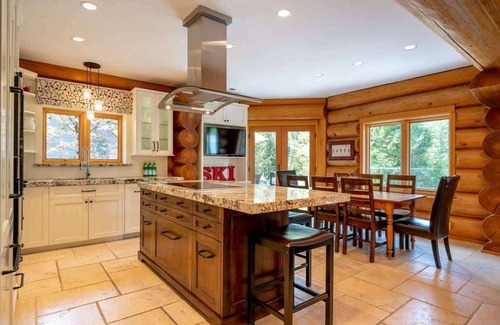Nordic Estates Casa | 150m to Ski Run, Hot Tub, Pool Table, Iconic View