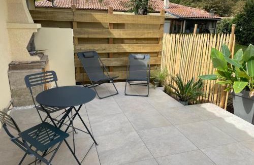 Mimizan Apartamento | Logement entièrement rénové entre le bourg et les plages océanes, calme et confort climatisé, terrasse spacieuse, WIFI, parking gratuit, linge et ménage compris, proche des commerces ouverts toute l'année