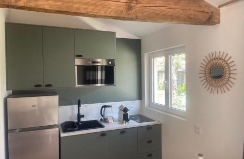 Mimizan Apartamento | Logement entièrement rénové entre le bourg et les plages océanes, calme et confort climatisé, terrasse spacieuse, WIFI, parking gratuit, linge et ménage compris, proche des commerces ouverts toute l'année