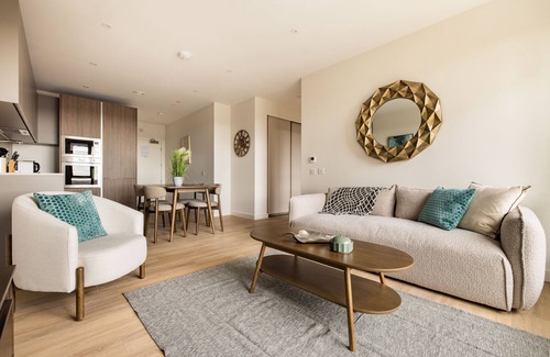 London Borough of Ealing Apartamento | London Greenford by Charles Hope
