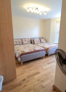 Valentines Apartamento | London Luxury 3 bedroom large apartment, aircon, free parking, station 4 mins walk