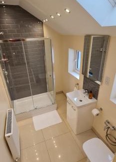 Valentines Apartamento | London Luxury 3 bedroom large apartment, aircon, free parking, station 4 mins walk