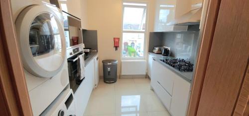 Valentines Apartamento | London Luxury 3 bedroom large apartment, aircon, free parking, station 4 mins walk