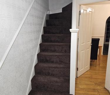 Dagenham Casa | London Serviced Accommodation x RM10 x DM 4 Weekly x Monthly Deals x Sleeps 10 x FREE Parking x FREE Wifi E