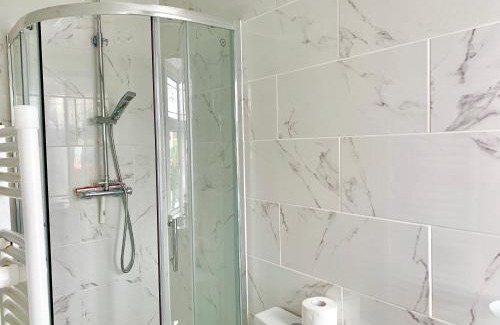 Valentines Apartamento | London Studio Apartments, Private Bathroom, Kitchenette, Parking, NP3