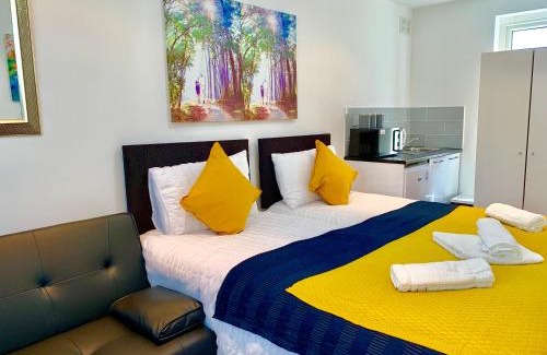 Valentines Apartamento | London Studio Apartments, Private Bathroom, Kitchenette, Parking, NP3