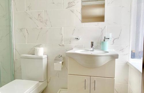 Valentines Apartamento | London Studio Apartments, Private Bathroom, Kitchenette, Parking, NP3
