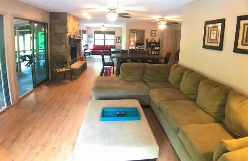 Eureka Springs Casa | Lone Star Lake House