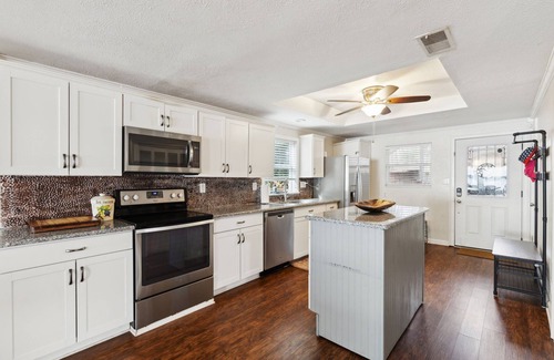 Mabank Casa | Lone Star Lake Cottage, SUNSET VIEWS, NEW deck/boat dock/putting green