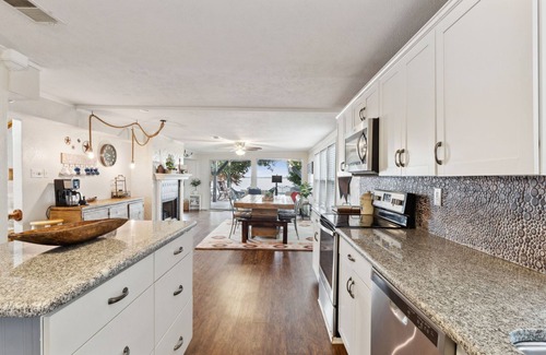 Mabank Casa | Lone Star Lake Cottage, SUNSET VIEWS, NEW deck/boat dock/putting green