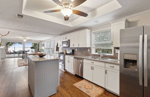 Mabank Casa | Lone Star Lake Cottage, SUNSET VIEWS, NEW deck/boat dock/putting green