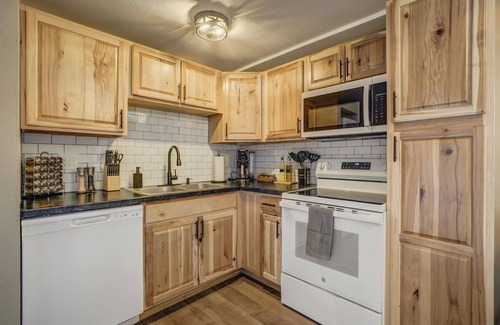 Cimarron Hills Apartamento | Lone Star Lookout - Cozy 2-BR w/Mountain Views, King Bed & Pet-Friendly Yard