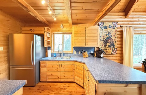 Island Park Cabina | RETIRO DE LONE STAR⭐️1BR 1BA + LOFT 35MINS TO YELLOWSTONE BARBACOA PARRILLA ZONA DE MADERA TRANQUILA
