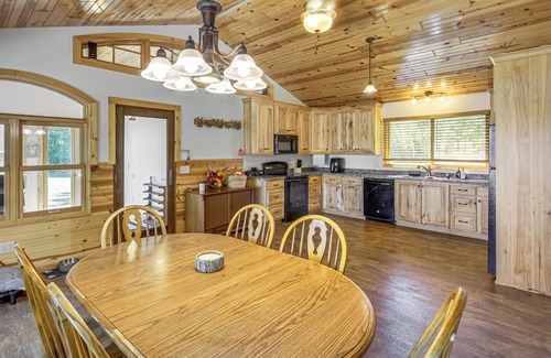 Parkers Prairie Cabina | 'Long Lake Lodge' w/ Watercrafts & Fire Pits