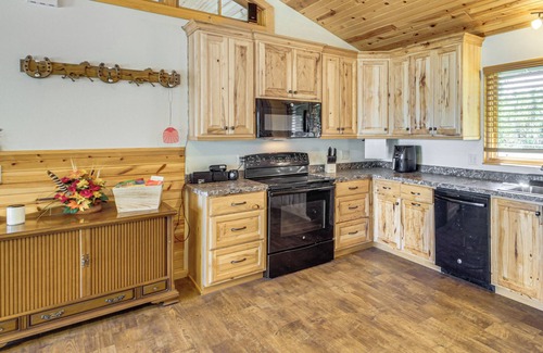 Parkers Prairie Cabina | 'Long Lake Lodge' w/ Watercrafts & Fire Pits