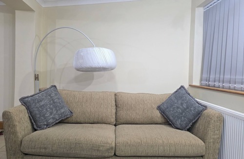 Ponders End Casa | Long Stay Friendly North London Holiday Home + Driveway, BBQ, Jacuzzi Hot Tub