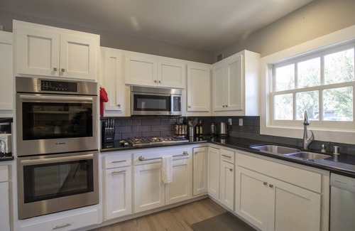 St. Helena Casa | Long term rental...serenity found off of iconic Zinfandel Lane!
