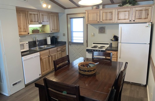 Park Rapids Condominio | ¡Oh, la ubicación! En el lago, abierto todo el año y dos restaurantes / bares cercanos.