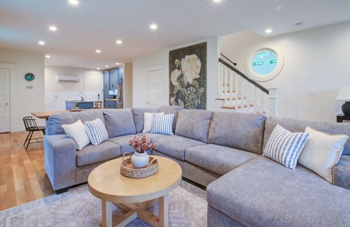 Prospect Casa | Longterm Stay at a Waterfront Retreat, Louisville