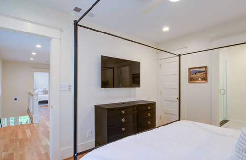 Prospect Casa | Longterm Stay at a Waterfront Retreat, Louisville