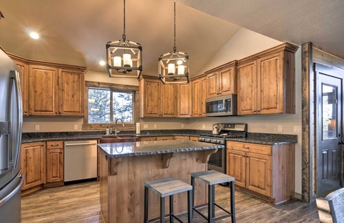 Mammoth Creek Cabina | 'Longview Lodge' w/ Furnished Deck & Fire Pit!