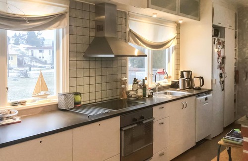 Hagernas Casa | Look forward to an active family vacation in this cottage in quiet Viggbyholm by lake Rönningesjön