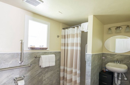 Gardiner Casa | Look No More! Onsite Parking, Heated Pool, Close to Gardiner Downtown!