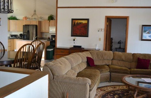Charter Hills Casa | Lookout Lodge | Cozy Mountain Retreat with Game Room & Deck