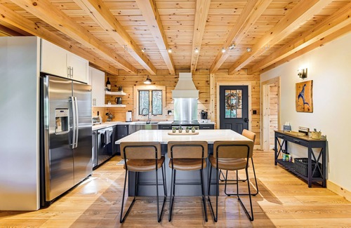 Chester Shores Cabina | Loon Lake View: Newly Built Log Cabin w/ Fire Pit!