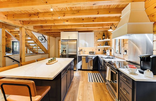 Chester Shores Cabina | Loon Lake View: Newly Built Log Cabin w/ Fire Pit!