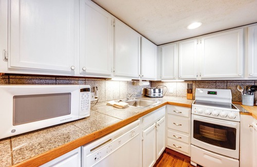 Lincoln Casa | Loon Mountain Townhome w/ Pool + Slope Views!