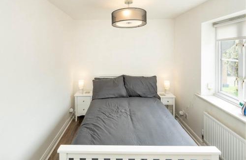 Loughton Apartamento | Loughton Hideaway: Cozy 1BD Near Tube & Nature