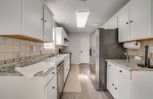 Highview Casa | Louisville Home w/ Large Yard: 15 Mi to Downtown!