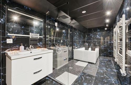 Corbeil-Essonnes Apartamento | Love Room - Suite avec jacuzzi et sauna privatif