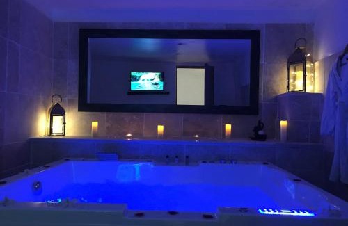 Massoins Cama Y Desayuno | Love Room Villa Charlene